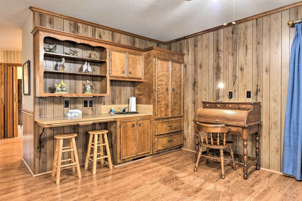 Cozy Charlotte Retreat w/ Yard ~ 5 Mi to Dtwn