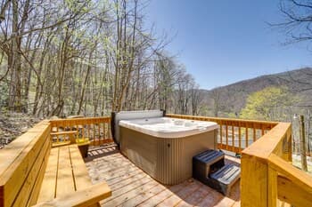 Peaceful Maggie Valley Cabin w/ Hot Tub & Mtn View