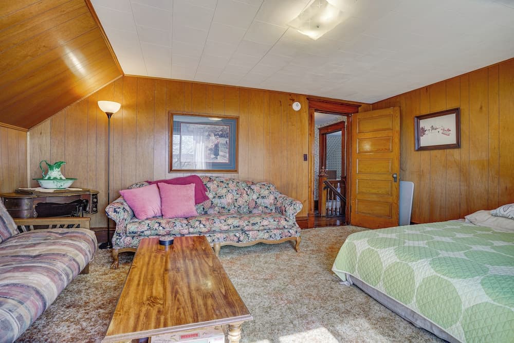 Quiet Farmhouse Retreat w/ Fire Pit - Pets Welcome