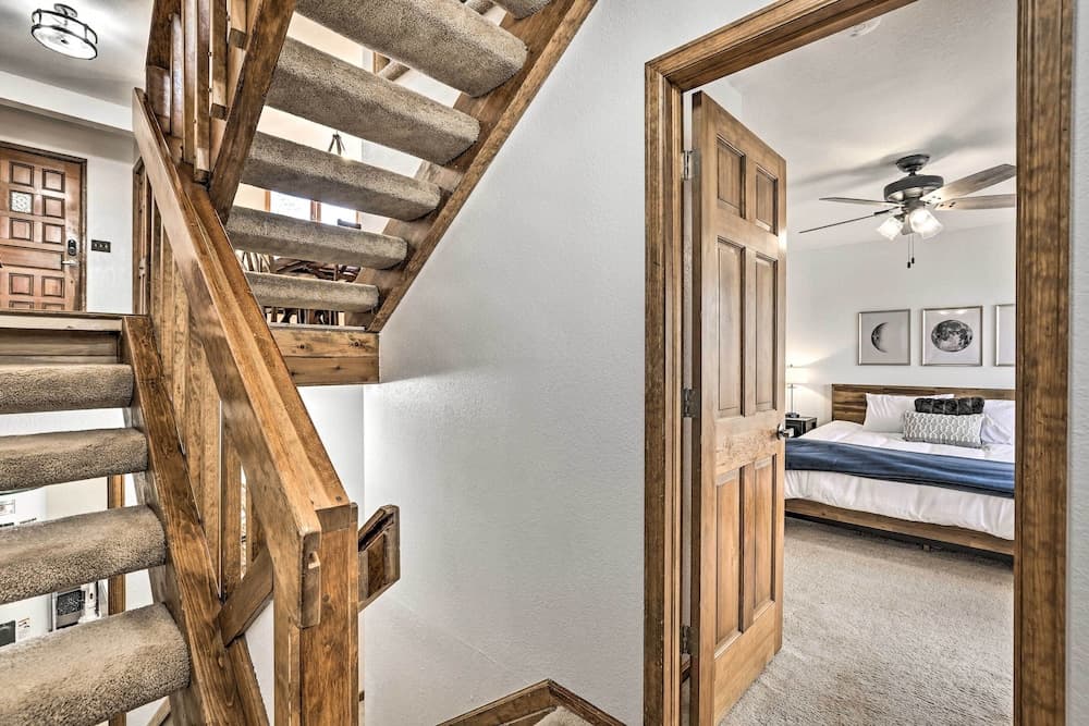 Sunny Alpine Escape w/ Hot Tub + Mountain Vistas!