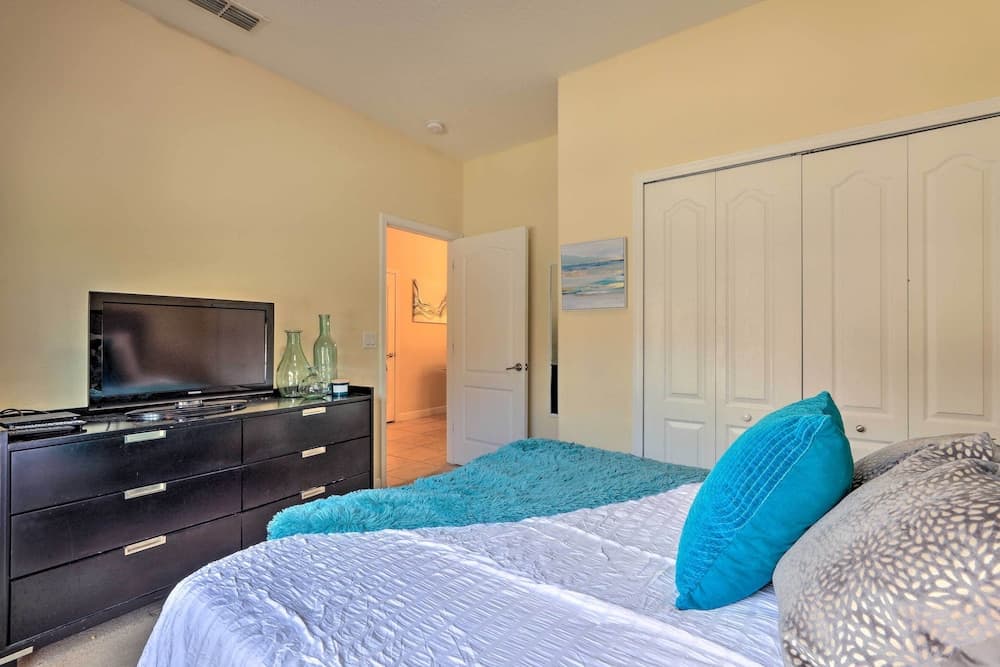 Poolside Oasis in Paradise Palms: 6 Mi to Disney!