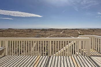 Family-friendly Vacation Home: Steps to Beach!