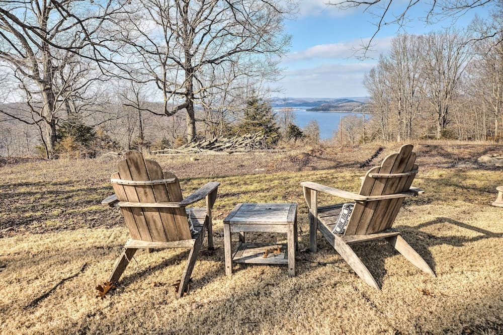 Outdoor Family Fun: Large Home by Beaver Lake!