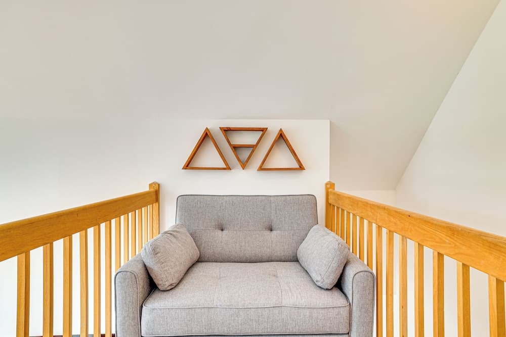 Hot Tub + Decks: Tree-lined Retreat in Pocono Lake