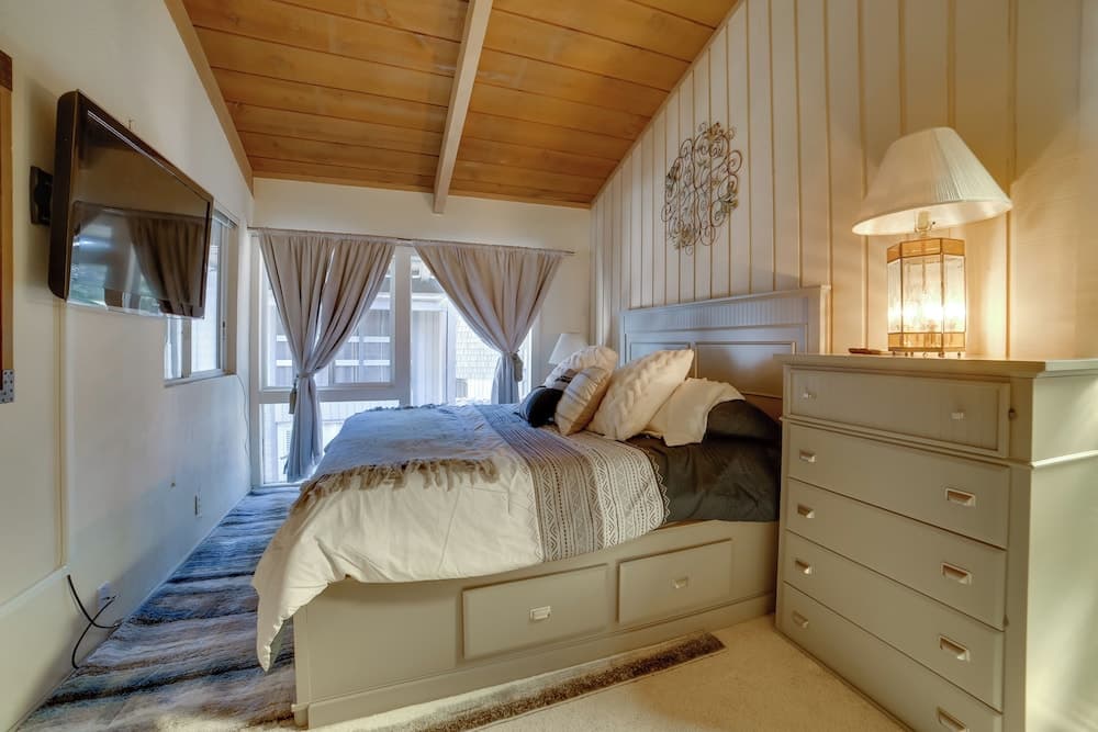 Resort Condo w/ Hot Tub & Pool, Near Ski Lift