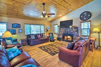 Hot Tub Under the Stars: Inviting Big Bear Cabin