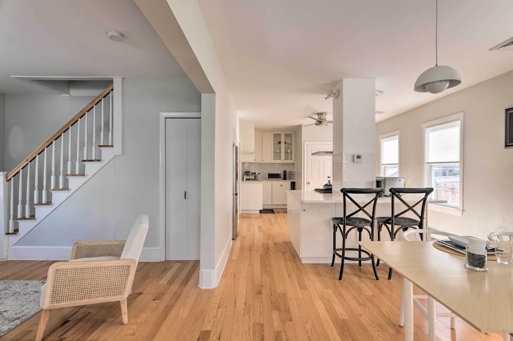 Renovated Barrington Cottage w/ Beach Access!