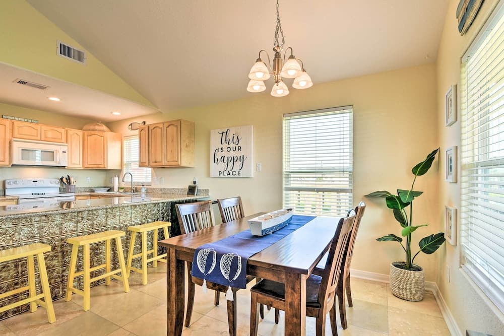 Walk to Sea Isle Beach: Bright Galveston Home!