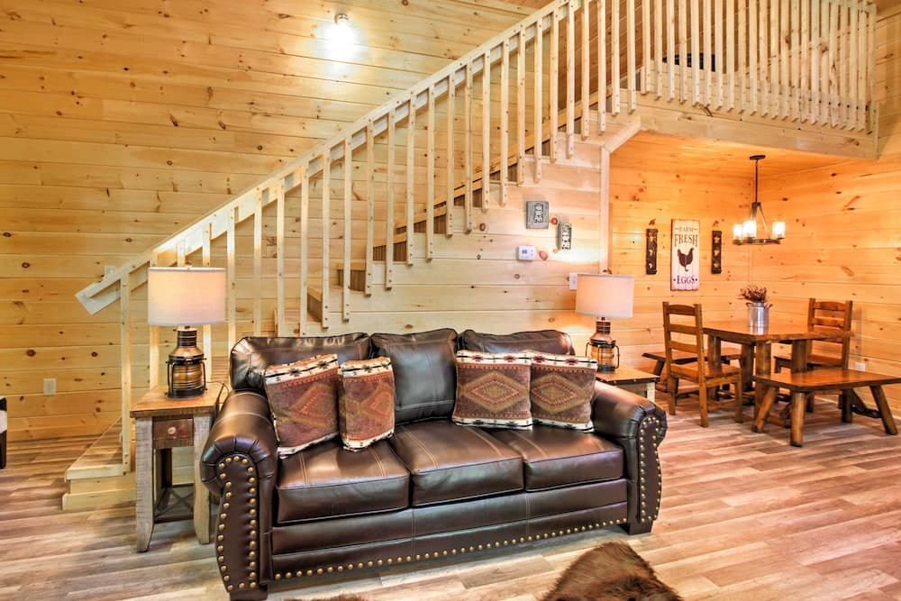 Gatlinburg Cabin w/ Hot Tub: 5 Mi to Downtown