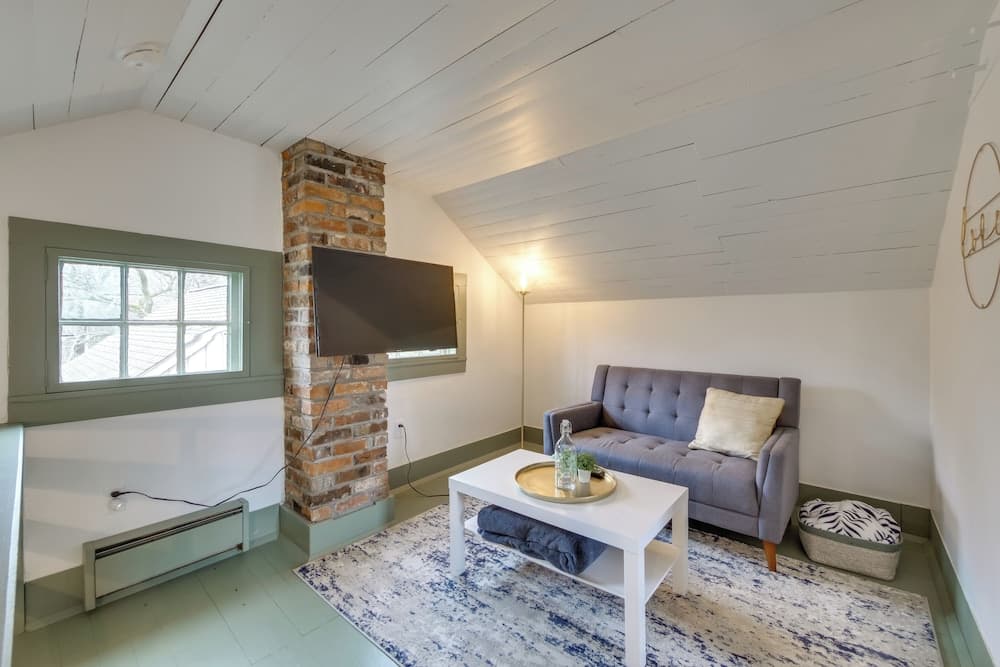 Quaint Winesburg Cottage w/ Porch & Pond!