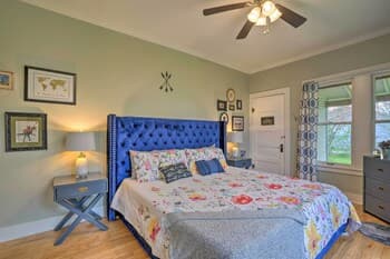 Adorable Cottage: Smart Tvs, Kitchen, 1 Mi to Dtwn