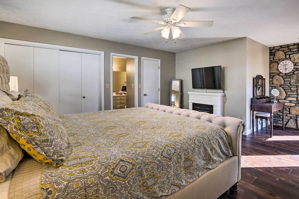 Lakefront Home w/ Fishing Dock & Fire Table!