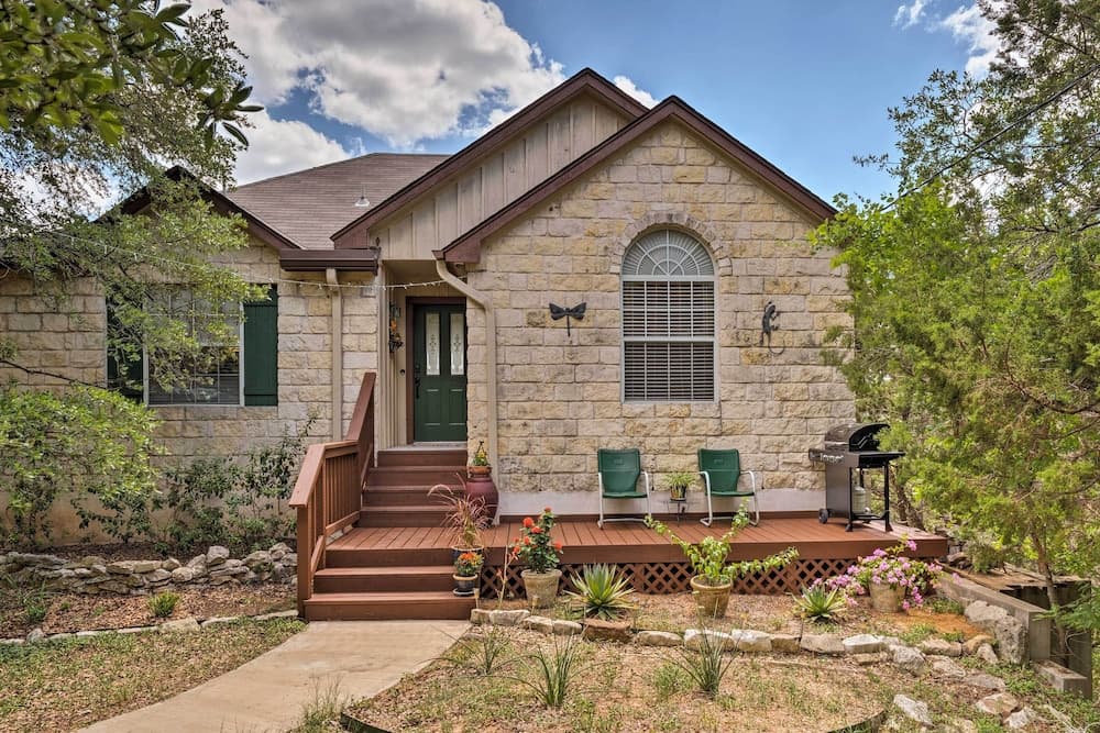 2 Furnished Decks & Lake Views: Austin Escape