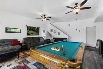 The Tree House With Hot Tub & Pool Table! 2 Bedroom Home