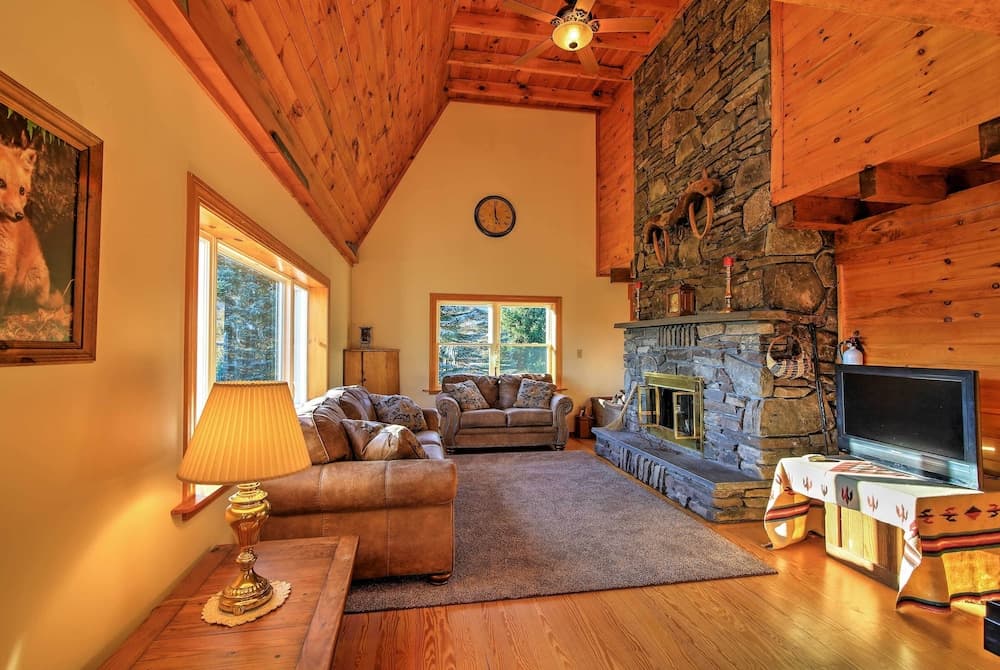 'bearpen Lodge' on 125 Acres - Near Belleayre Mtn!