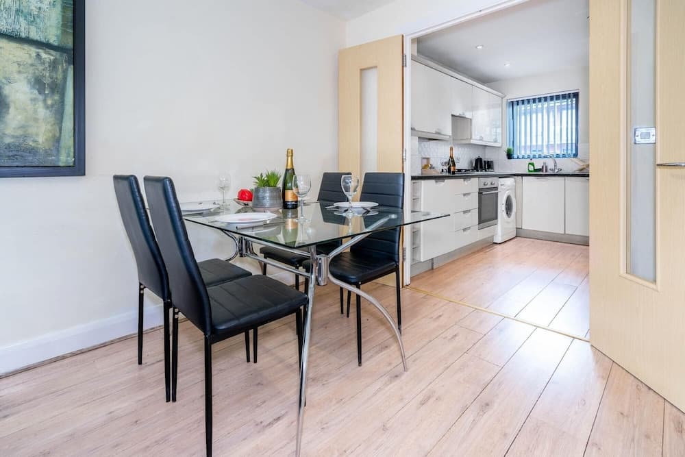 Modern Townhouse Close to Birmingham City Centre