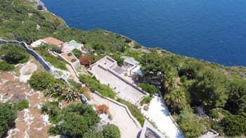 Stone House on the Cliffs With Stunning Views in Front of the Greek Islands B