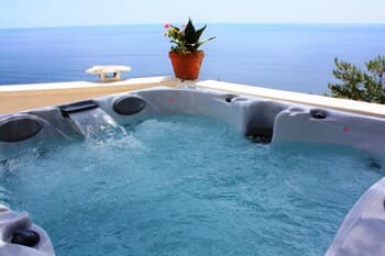 Large Villa With Outdoor Jacuzzi Over the sea