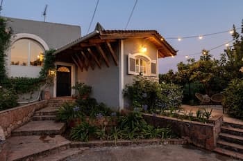 Serenity Cottage House-garden Haven Near the Beach