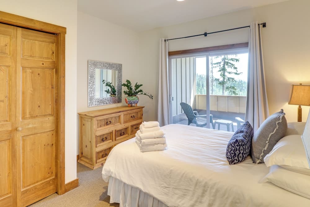 Ski-in/ski-out Whitefish Duplex w/ Hot Tub!