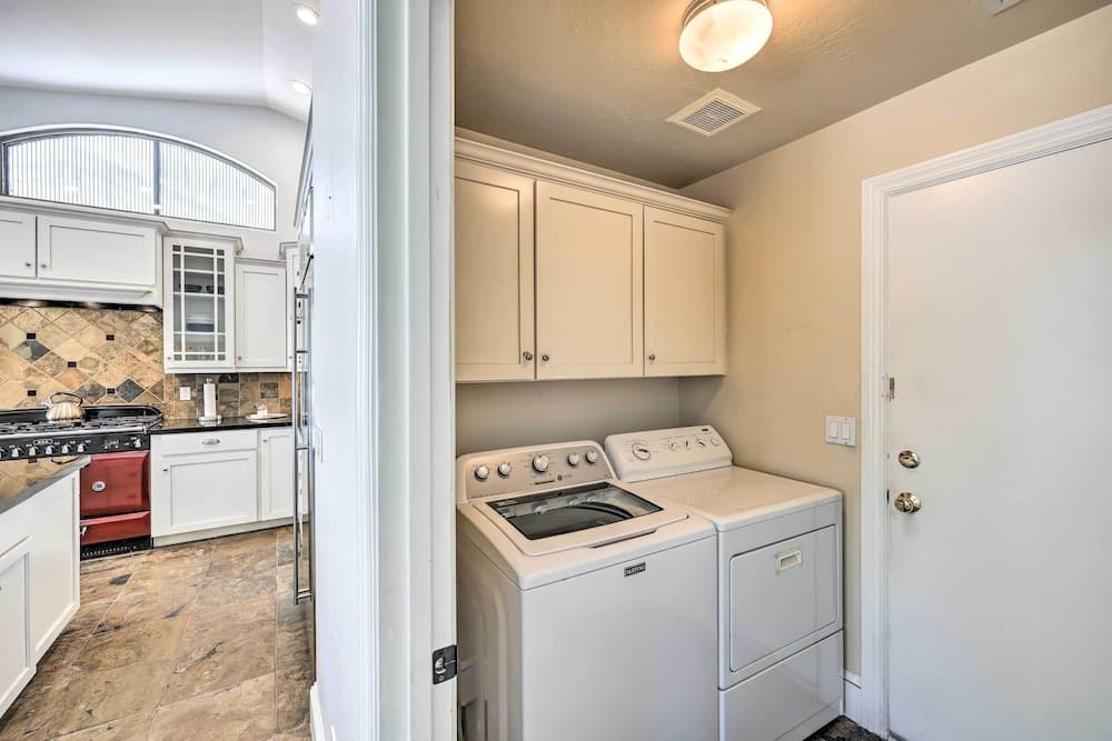 Airy Scottsdale Home: Pool, Putting Green & Grill!