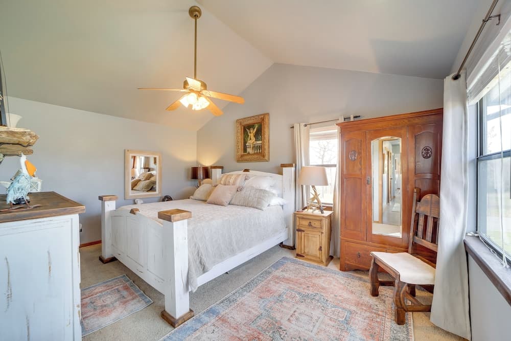 Incredible Log Home: 1 Mile From Lake Tenkiller