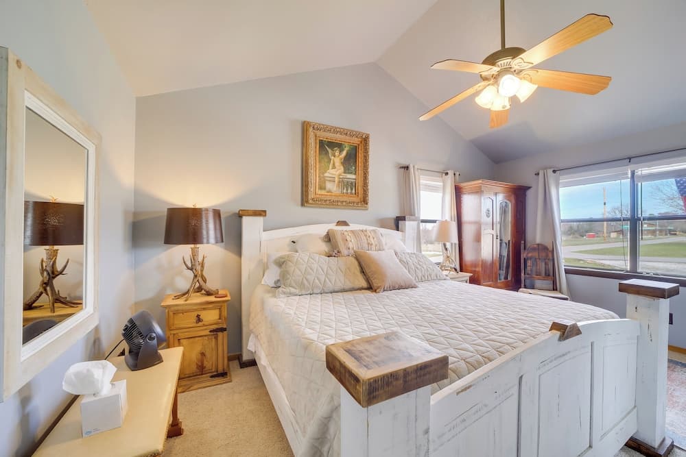 Incredible Log Home: 1 Mile From Lake Tenkiller