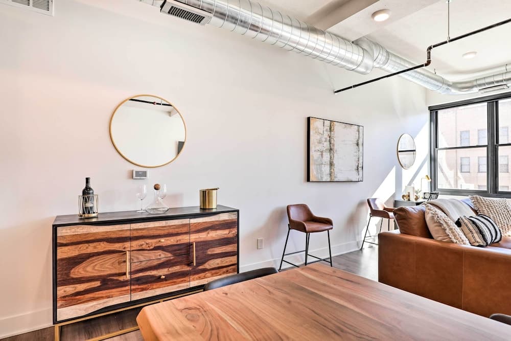 Walk to UNL Campus: Dtwn Lincoln Loft Apt!