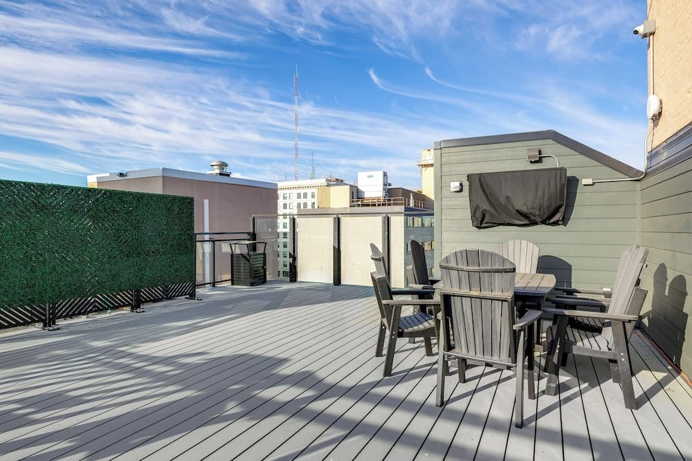 Walk to UNL Campus: Dtwn Lincoln Loft Apt!