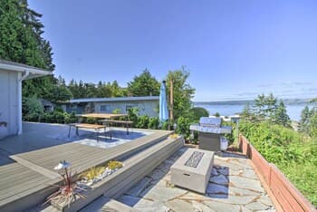 Chic Hansville Getaway Near Beach + Trail!