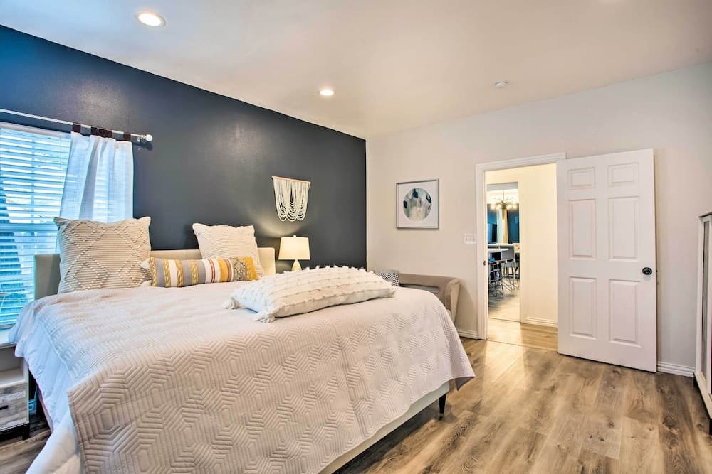 4 Mi to Dtwn Dallas: Home w/ Fire Pit + Gazebo