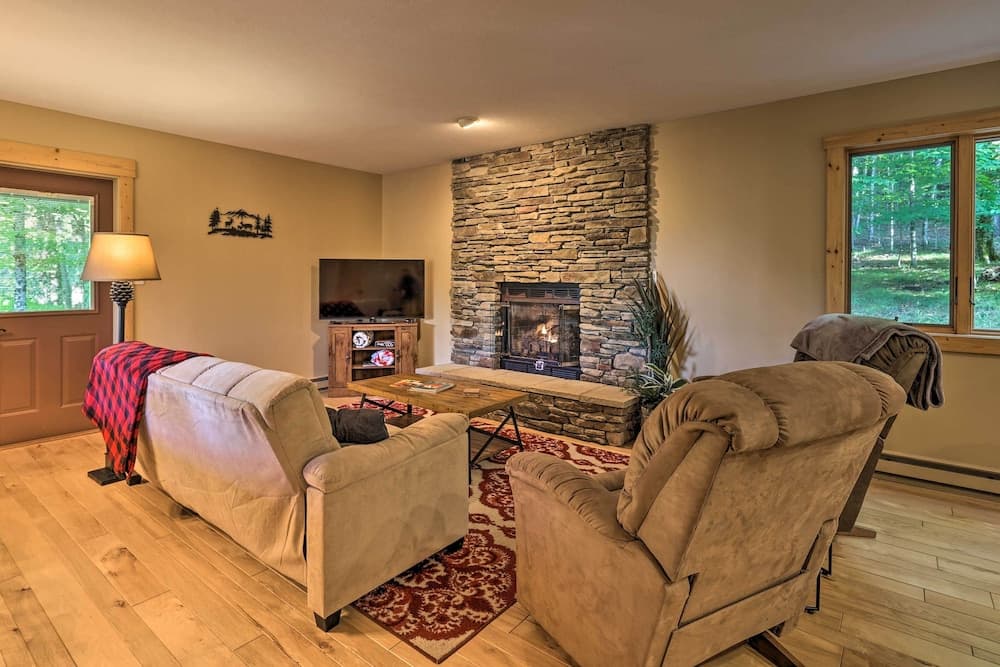 2 Mi to Beech Mtn Resort: Cabin w/ Deck & Grill!