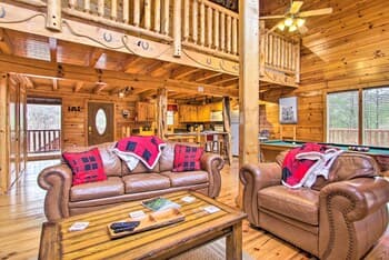 Fully Loaded Pigeon Forge Cabin: 5 Mi to Dollywood