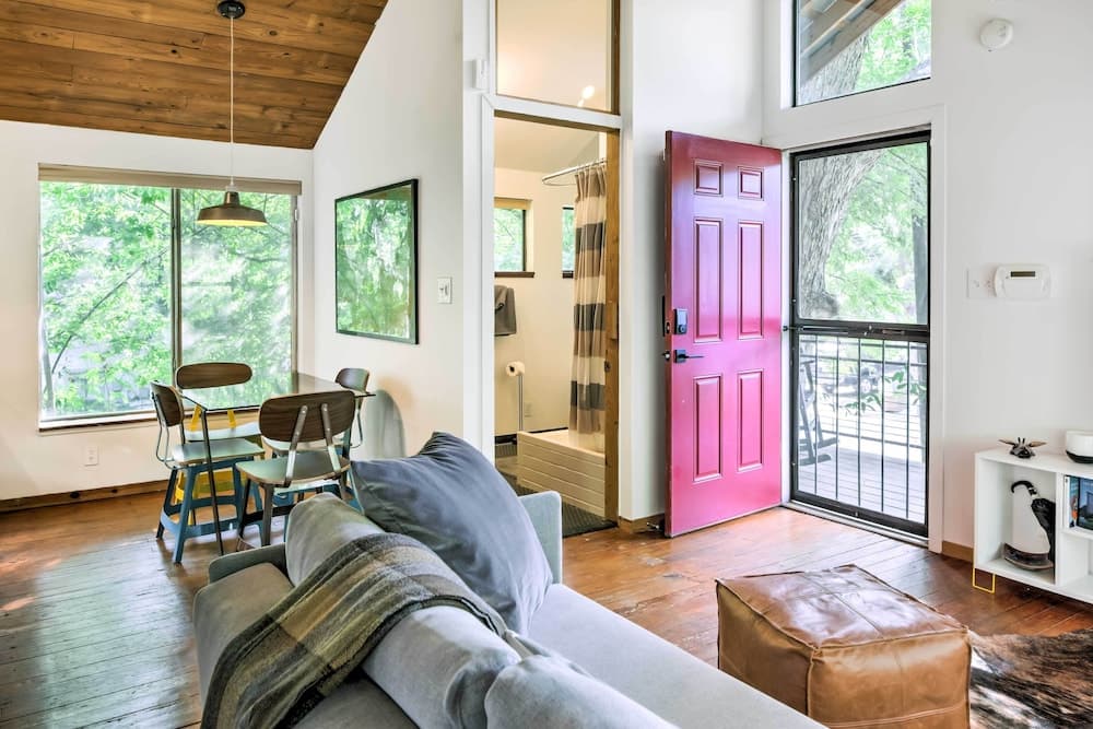 Chic East Austin Studio Bungalow w/ Spacious Yard!
