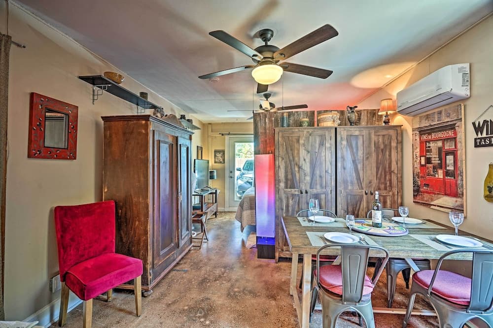 Quaint Garden City Studio w/ Hot Tub: Pets Welcome