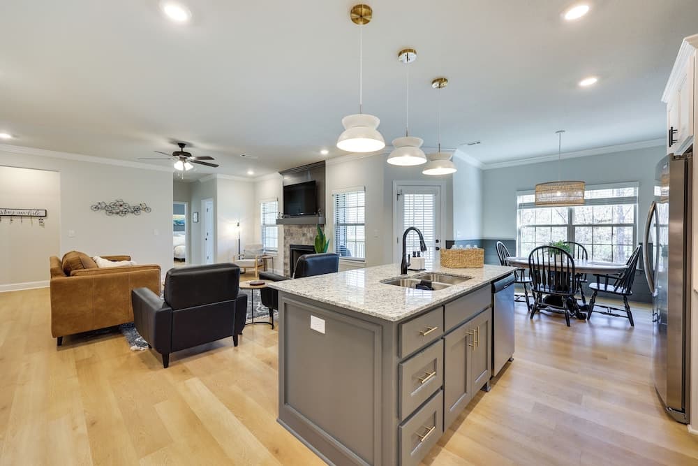 Biking Haven: Charming Bella Vista Home w/ Games!