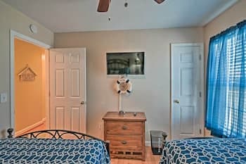 Spacious Home w/ 3 Decks - 1 Block Walk to Beach!