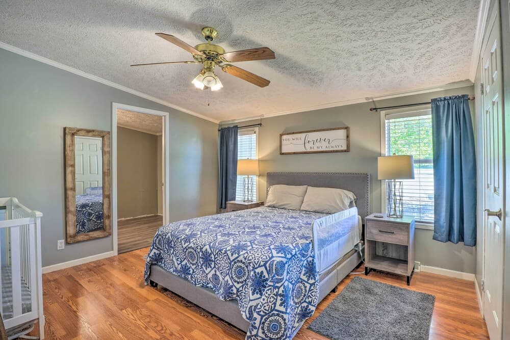 Noteworthy Cabin: Grill, Walk to Beaver Lake!