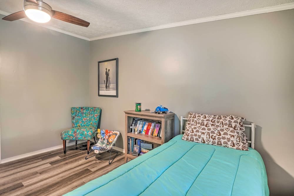 Noteworthy Cabin: Grill, Walk to Beaver Lake!