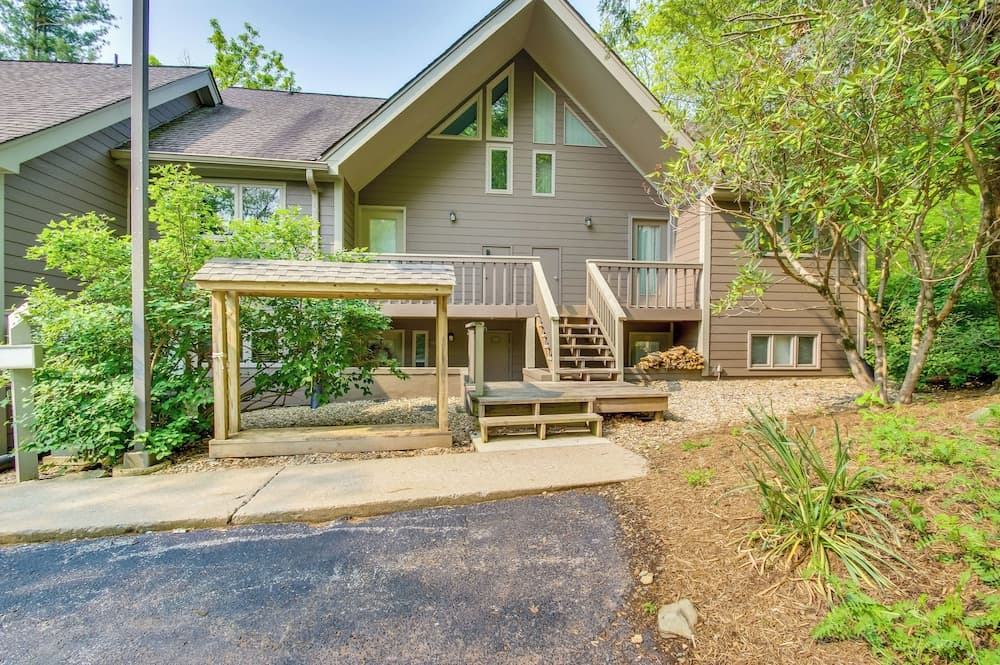 Second-floor Condo w/ Community Pool Access!