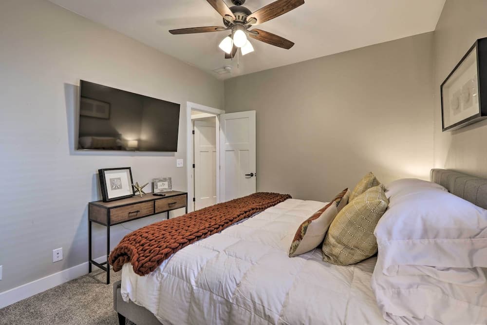 Lavish National Forest Retreat w/ Hot Tub + Views!