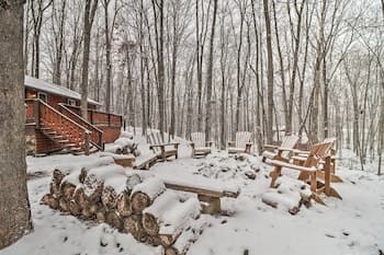 Postcard-worthy Poconos Cabin: ~ 15 Mi to Skiing!