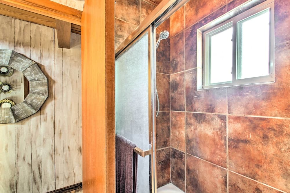 Lake Hamilton Cabin: Boating Getaway!