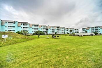 Chic Condo w/ Balcony & Pool - Walk to Beach!