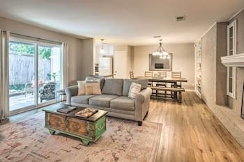 Beautiful Downtown Duplex w/ Patio, Walk to 6th St