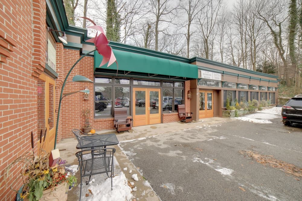 Walk to Water St & River: Quaint Saugatuck Apt