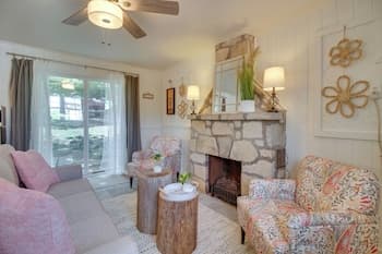 Cozy Mountain Home Cottage: Walk to Marina!