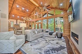 Gorgeous Broken Bow Cabin w/ Covered Hot Tub
