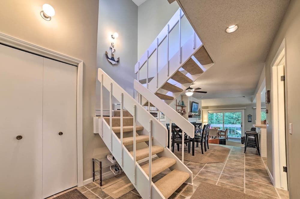 Harbor Springs Condo w/ Fireplace Near Skiing!