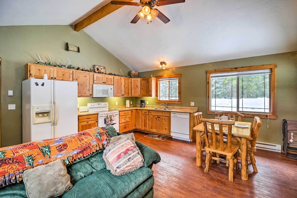 Hungry Horse Cabin: 11 Mi to Glacier National Park